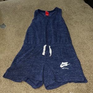 navy blue nike jumper. size youth XL.